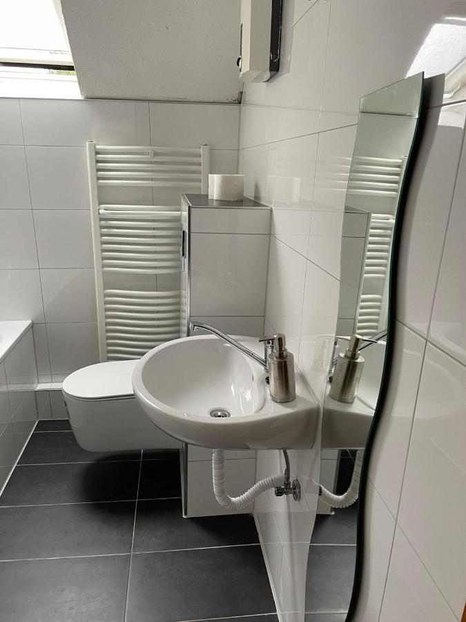 Apartment Bis Zu 8 Einzelbetten Stellplatz Wifi Essen Exterior foto